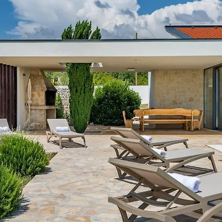 T, Spacious With Heated Pool, Hot Tub & Sauna Villa