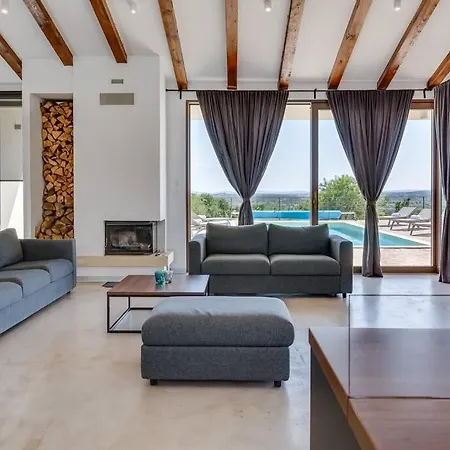 T, Spacious With Heated Pool, Hot Tub & Sauna Villa *