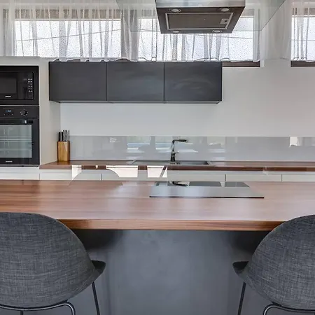 Вилла T, Spacious With Heated Pool, Hot Tub & Sauna *