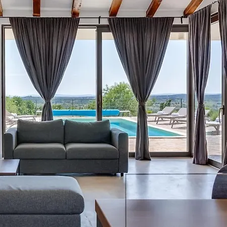 T, Spacious With Heated Pool, Hot Tub & Sauna Rastevic