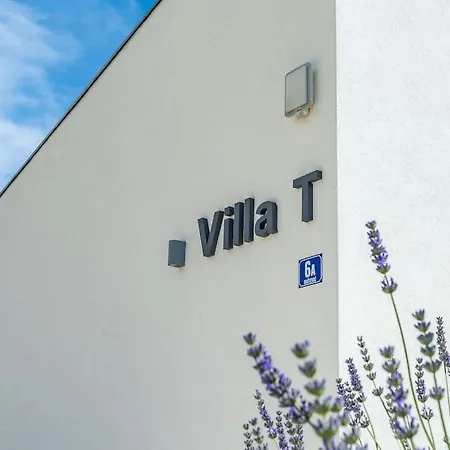 T, Spacious With Heated Pool, Hot Tub & Sauna Villa