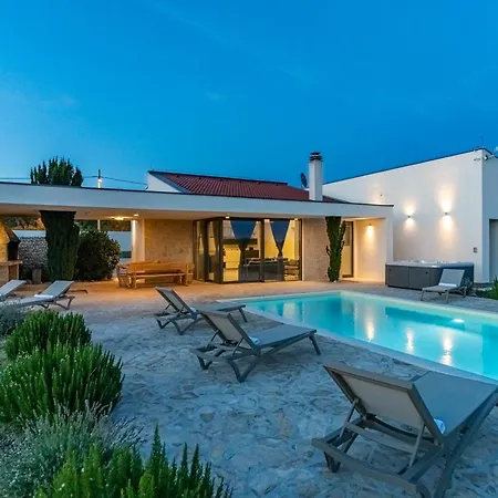 Luxury W Heated Pool, Jacuzzi & Sauna * Rastevic