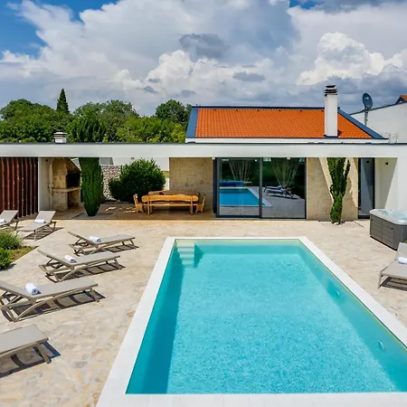 Вилла T, Spacious With Heated Pool, Hot Tub & Sauna