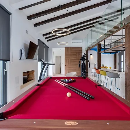 T, Spacious With Heated Pool, Hot Tub & Sauna Villa