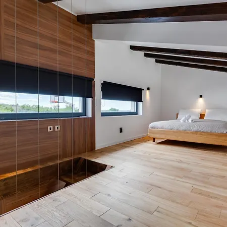 Luxury W Heated Pool, Jacuzzi & Sauna