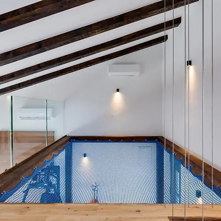 T, Spacious With Heated Pool, Hot Tub & Sauna