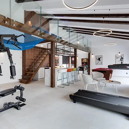 T, Spacious With Heated Pool, Hot Tub & Sauna Villa *