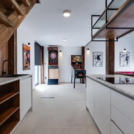 Вилла T, Spacious With Heated Pool, Hot Tub & Sauna *