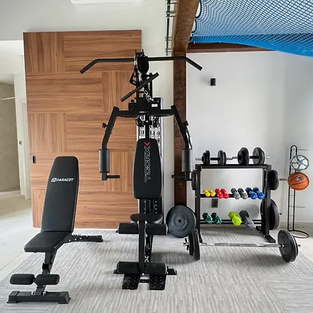 T, Spacious With Heated Pool, Hot Tub & Sauna