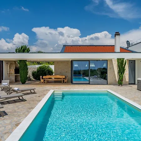 Вилла T, Spacious With Heated Pool, Hot Tub & Sauna Rastevic
