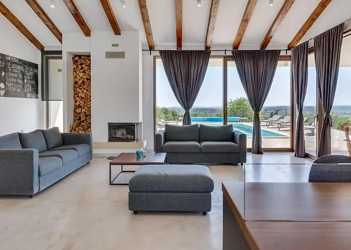 T, Spacious With Heated Pool, Hot Tub & Sauna Villa *