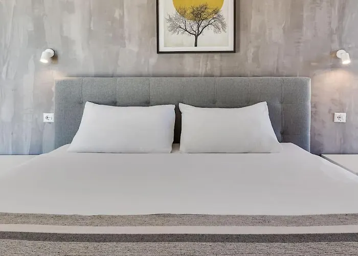 T, Spacious With Heated Pool, Hot Tub & Sauna * Rastevic