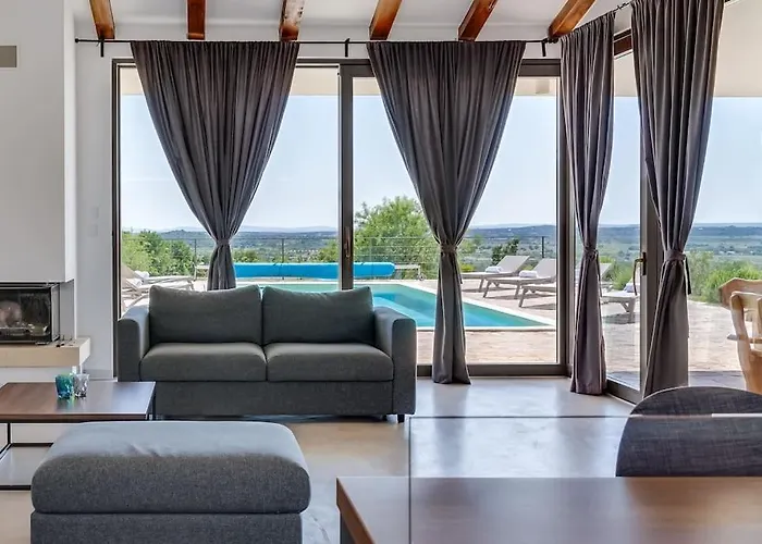 T, Spacious With Heated Pool, Hot Tub & Sauna Rastevic