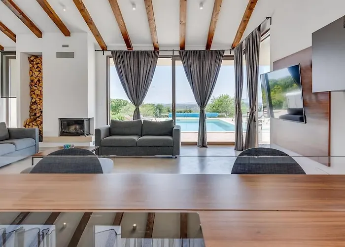 T, Spacious With Heated Pool, Hot Tub & Sauna Villa *