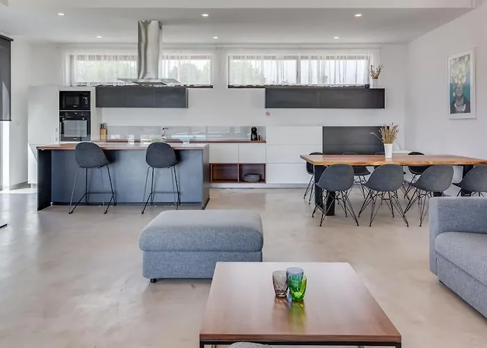 T, Spacious With Heated Pool, Hot Tub & Sauna *