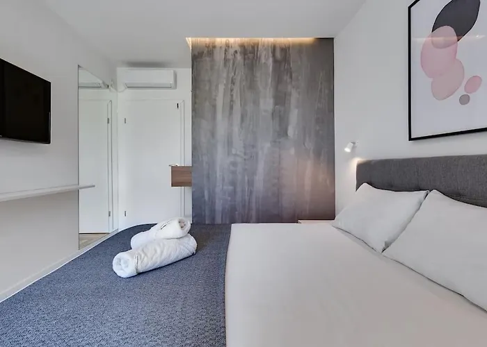 T, Spacious With Heated Pool, Hot Tub & Sauna Villa *