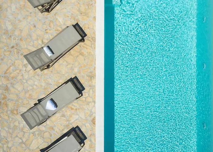 Villa T, Spacious With Heated Pool, Hot Tub & Sauna Rastevic