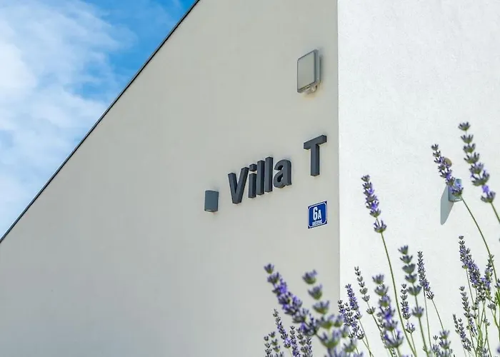 T, Spacious With Heated Pool, Hot Tub & Sauna Villa