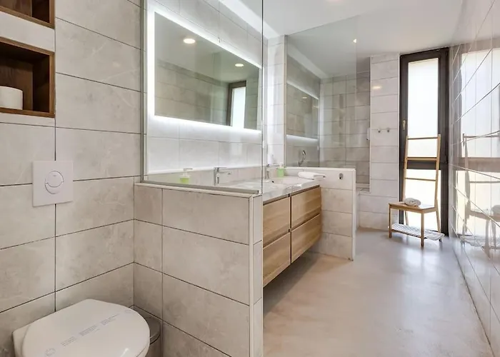 T, Spacious With Heated Pool, Hot Tub & Sauna Rastevic