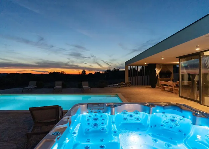 T, Spacious With Heated Pool, Hot Tub & Sauna Villa *