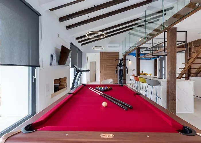 T, Spacious With Heated Pool, Hot Tub & Sauna Villa