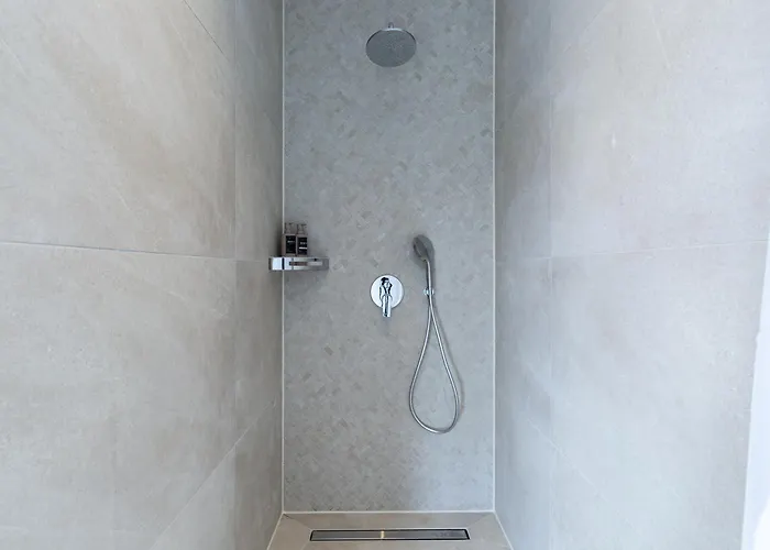 T, Spacious With Heated Pool, Hot Tub & Sauna Villa *