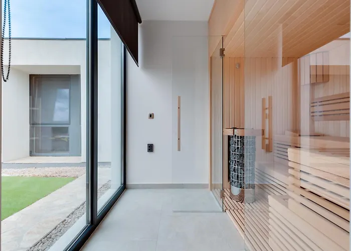 Villa T, Spacious With Heated Pool, Hot Tub & Sauna Rastevic