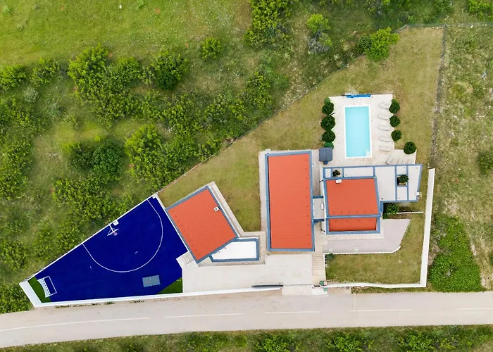 T, Spacious With Heated Pool, Hot Tub & Sauna Villa