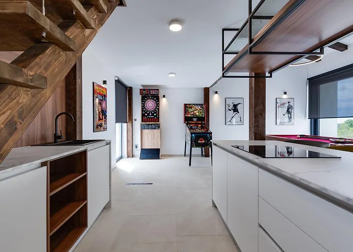 Villa T, Spacious With Heated Pool, Hot Tub & Sauna *