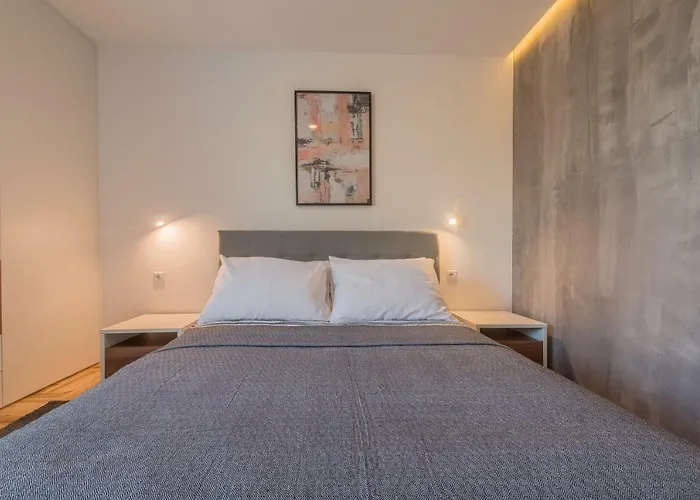 T, Spacious With Heated Pool, Hot Tub & Sauna Rastevic